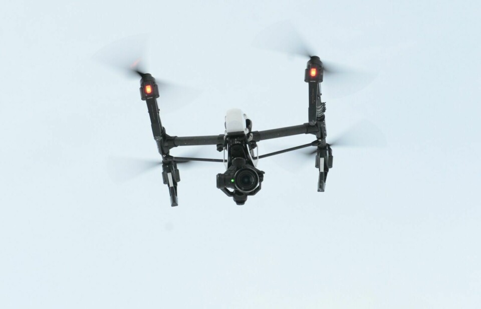 FORELEGG: En japansk turist fikk 12.000 kroner i forelegg for å ha fløyet med drone ved Tromsøbrua lørdag. Illustrasjonsfoto: Knut Solnes