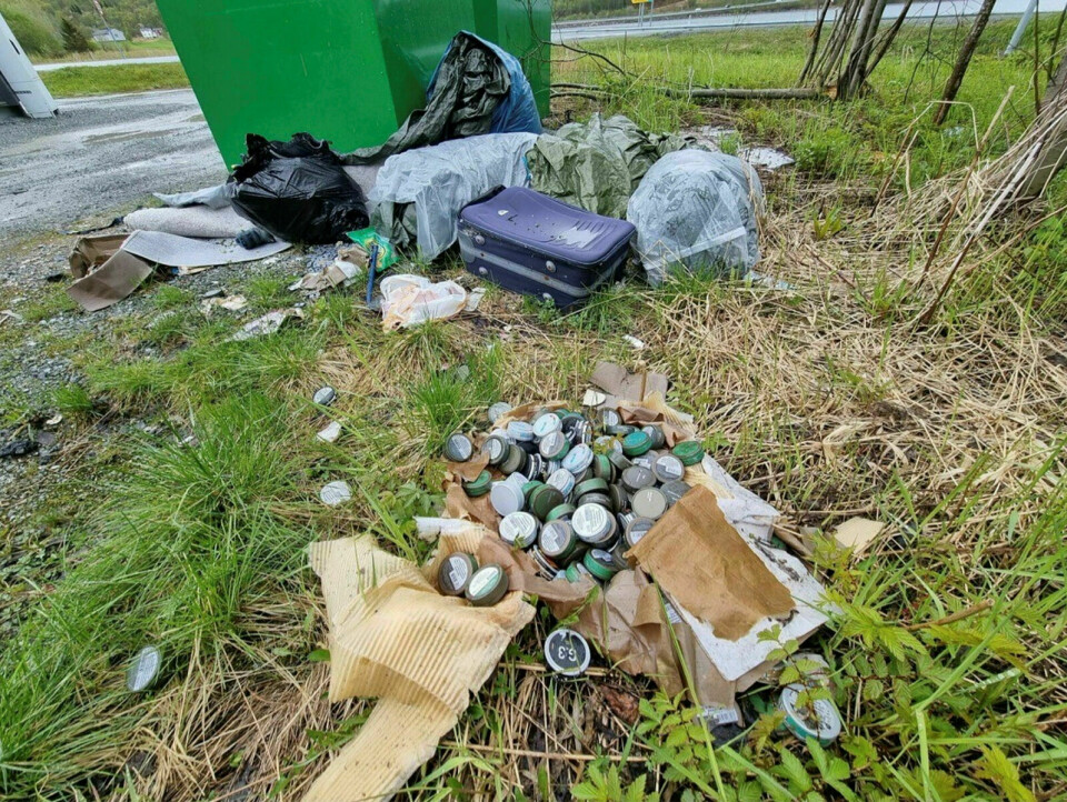 SØPPEL: En mengde snusbokser er blant søppelet som er dumpet på Laksvatn. Foto: Privat
