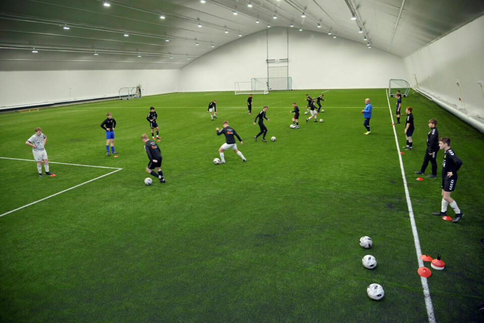 STØTTE: Fotballhallen på Storsteinnes har mottatt 2.08 millioner kroner i spillemidler for 2023. Bildet er fra en av de første treningene i hallen. Arkivfoto: Leif A. Stensland