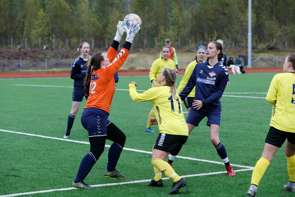 FELTET: Bardus målvakt Constanse Landsrød Eriksen plukker her i feltet, med midtbanespiller Mari Moen som hjelper foran seg. Foto: Ivar Løvland