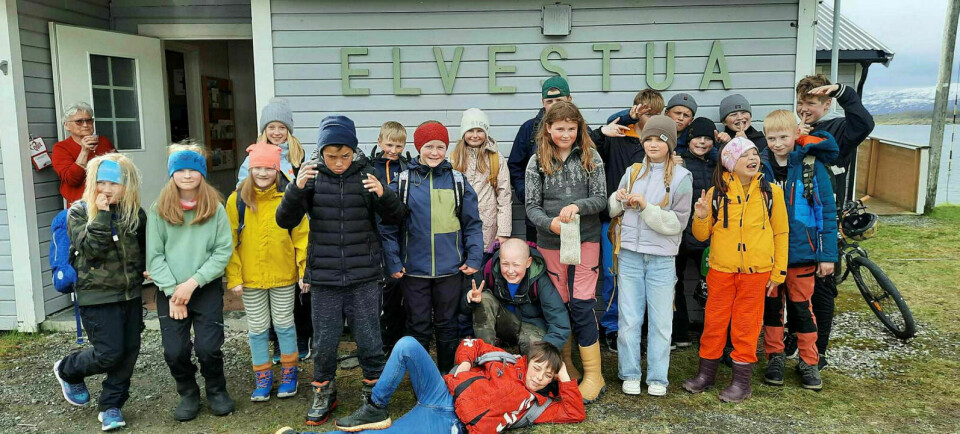 HELSEDAG: Fornøyde elever fra Sand skole fikk være med på en innholdsrik dag på Elvestua sammen med Nasjonalforeningens helselaget Liv. Foto: Privat