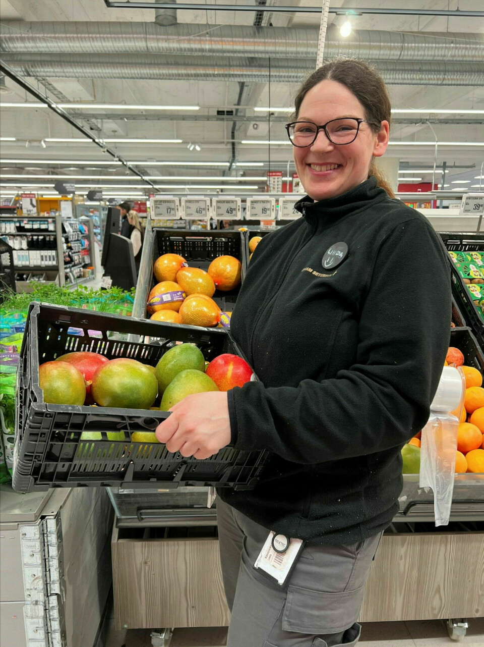 MANGOSALG: Frukt- og grøntansvarlig ved Extra Setermoen, Linda Renate Bonaas, viser til vanvittig salgsøkning av mango under kampanjetilbudet de kjørte. Foto: Privat