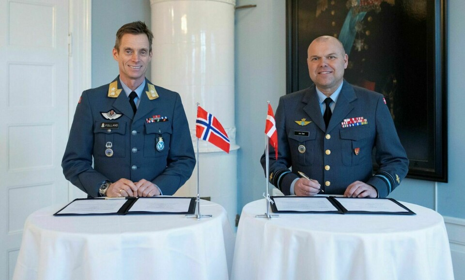 AVTALE: Sjefen for Luftforsvaret, Rolf Folland, og hans danske kollega, Jan Dam, signerte en samarbeidsavtale som gjør at norsk personell skal betjene de danske Seahawk-helikoptrene de neste årene.