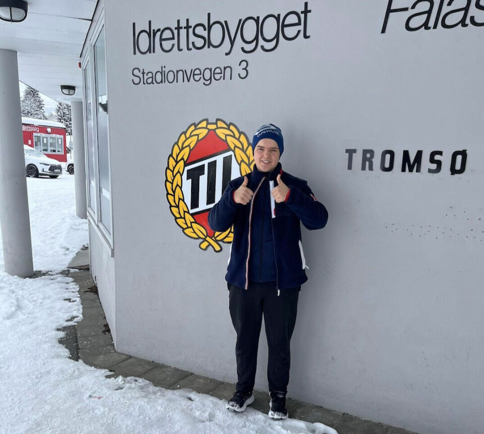 PÅ JOBB I TIL: Adrian har fått jobbe hos Tromsø IL denne uka og er svært fornøyd med det. Foto: Ingar Nicolaysen
