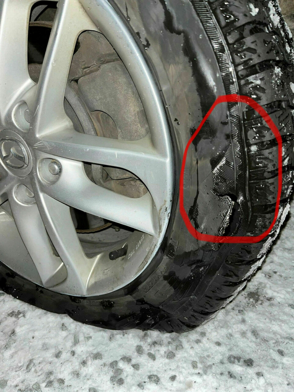 ERSTATNING: Denne skaden fikk en bilist erstattet på grunn av veivedlikeholdet. Foto: Privat/Statens vegvesens sakspapirer