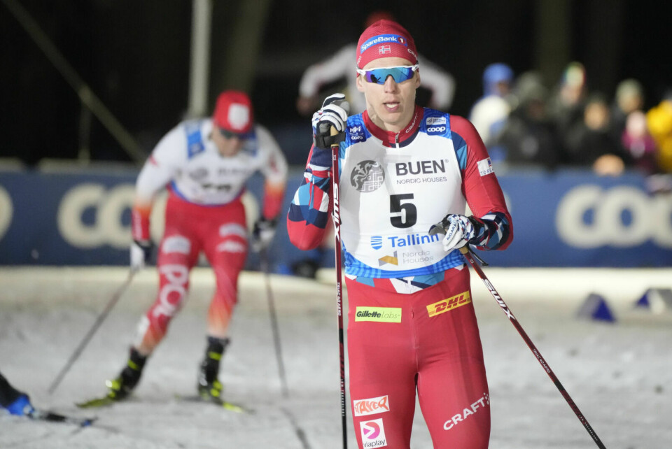 SOLID: Erik Valnes endte på 5. plass i verdenscupsprinten i Tallinn, Estland, tirsdag kveld. Foto: AP Photo/Sergei Grits