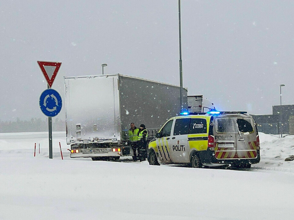 I GRØFTA: Et utenlandsk vogntog kjørte av veien i rundkjøringa på Andslimoen tirsdag. Foto: Torbjørn Kosmo