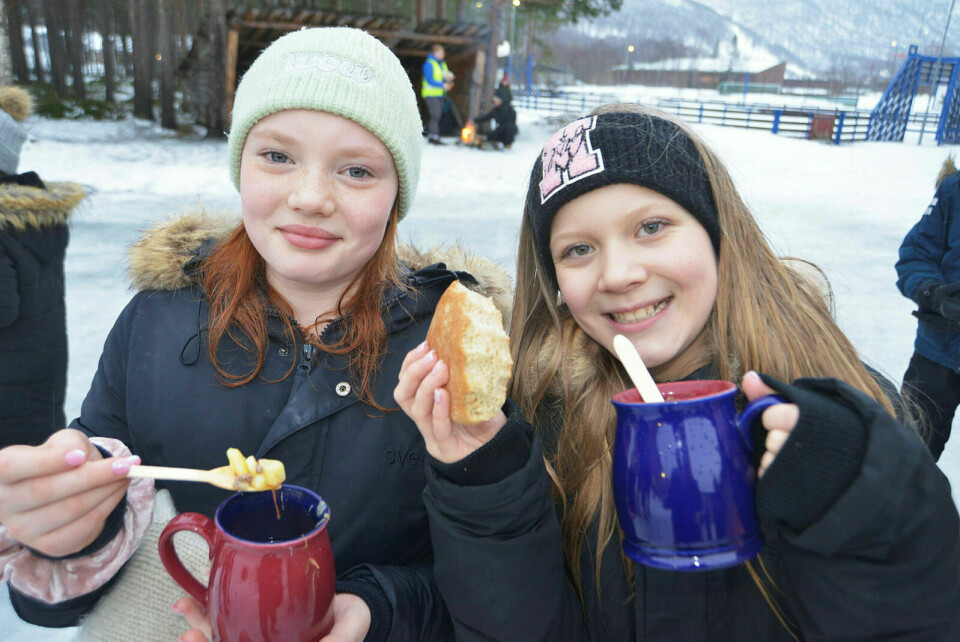 LIHKKU BEIVVIIN: Ingrid og Sofie, begge 11 år, koser seg med bidos. For Sofie (t.h.) er det ekstra gøy å feire samefolkets dag for samme dag har hun nemlig selv bursdag.