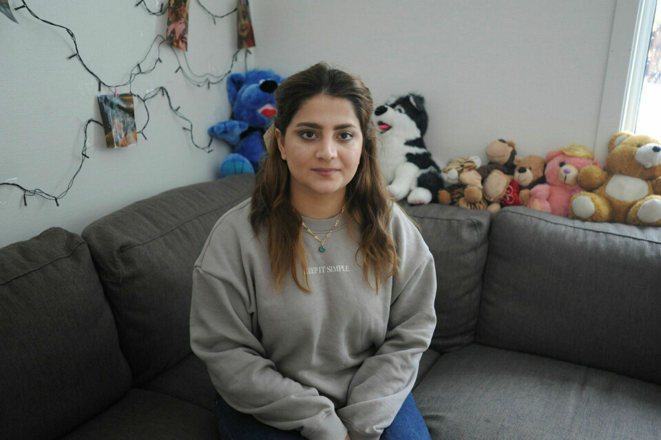 VIL HJELPE: Douaa Mohammad prøver å gjøre det hun kan for å hjelpe familien sin, som har blitt hjemløse i Syria. Hun følger med på innsamlingsaksjonen, hvor hun mandag formiddag har greid å samle inn over 4000 kroner.