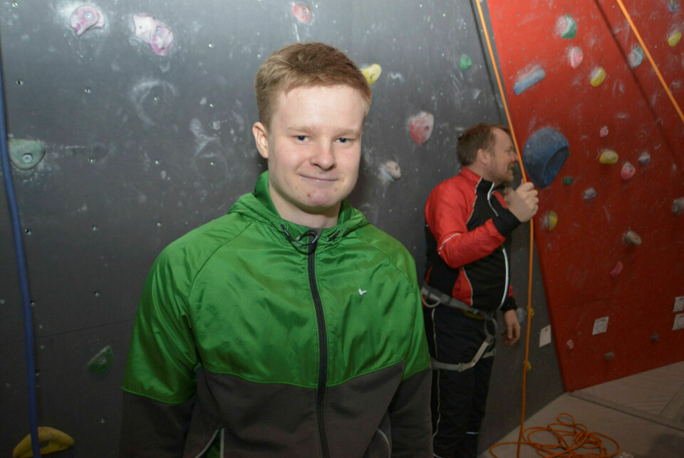GA MERSMAK: Emil og pappa Kjetil Bjørkum fra Bardufoss angrer ikke på at de meldte seg på nybegynnerkurs i klatring.