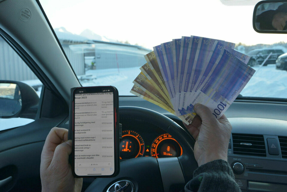 KOSTBAR MOBILBRUK: Blir du tatt for ulovlig bruk av mobiltelefon bak rattet koster det deg nærmere 10.000 kroner. Illustrasjonsfoto