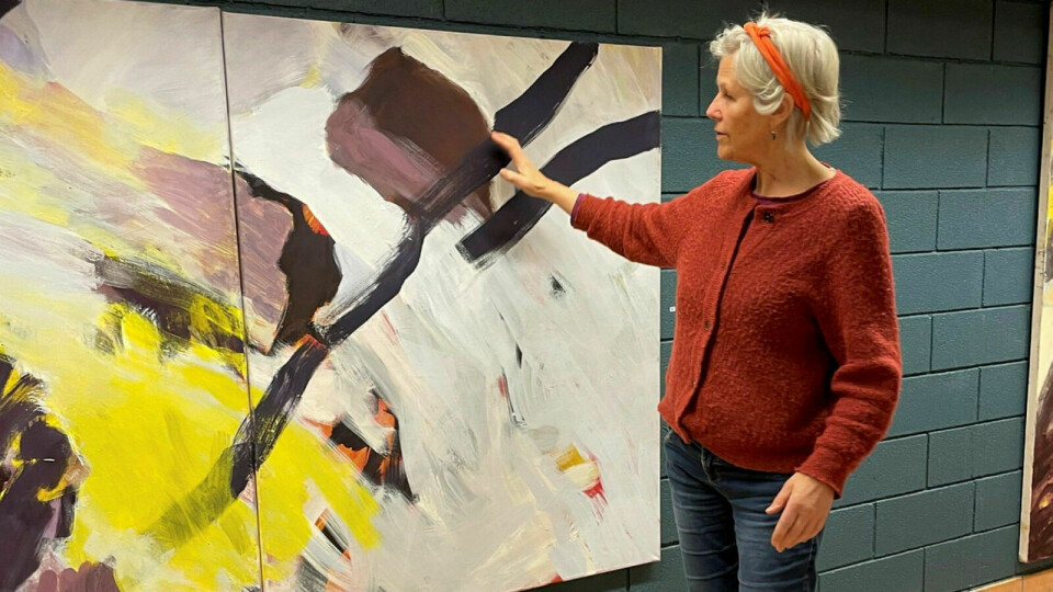 UTSTILLING: Her viser Kari Nordheim fram et maleri under en utstilling i Postgården, Senja kunstforening. Foto: Privat Foto: Privat