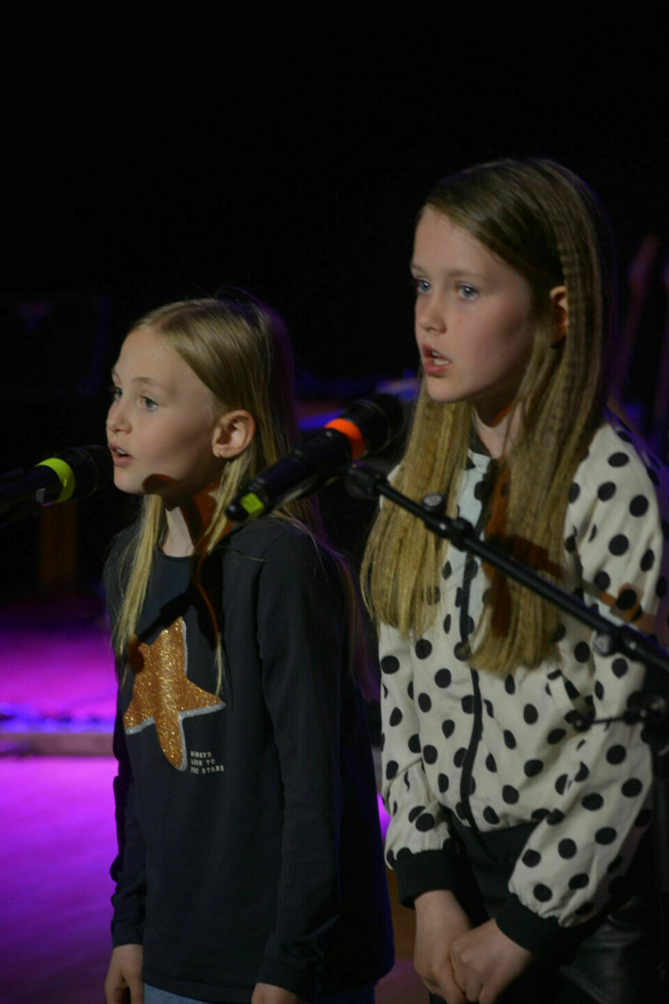 Vårens vakreste musikkeventyrDANDELIONS: Emily og Temine, begge åtte år var blant mange unge artister som trives bak mikrofonen. Foto: Leif A. Stensland