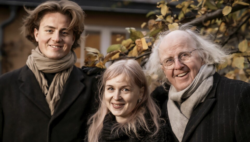 Jørn Simen Øverli står i spissen for trioen som skal spille på Mellembygd samfunnshus. Der har han med seg Siri Malmedal Hauge og Zakarias Øverli.