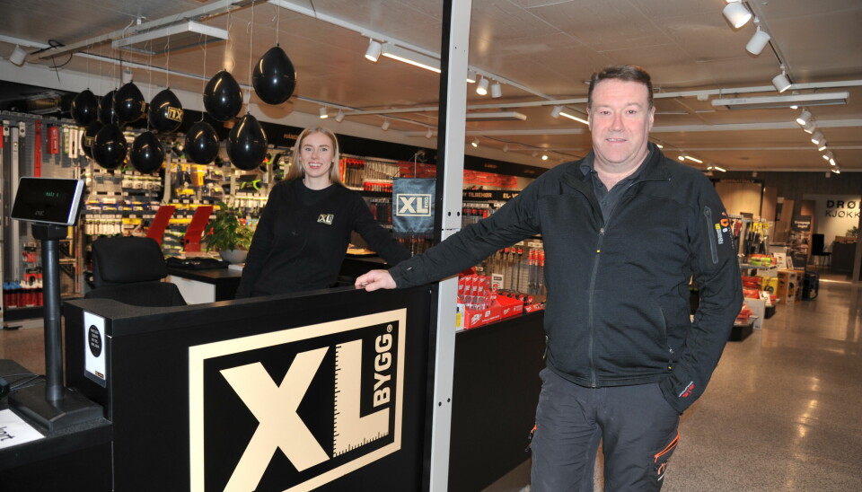 Butikksjef for XL-BYGG, Elisabeth Nysted (t.v.) og daglig leder i Nysted AS, Jan Nysted.