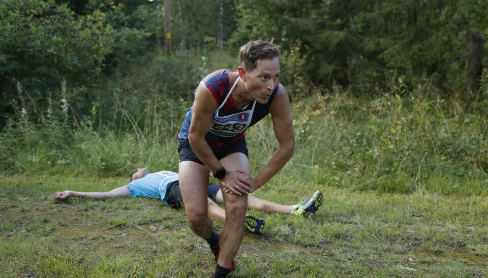 SLITESEIER: Eirik Haugsnes måtte slite for å slå Morten Hol, her liggende utslitt bak vinneren etter fjelløpet over 15 km.