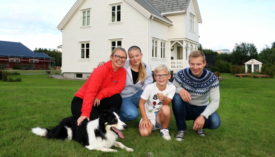 Familien Aspmo tok spranget og flyttet fra Oslo til Målselv hvor de driver videre en tradisjonsrik slektsgård. Fra venstre: Tone, Idun, Sune og Espen. Foran: gårdshunden «Salto».