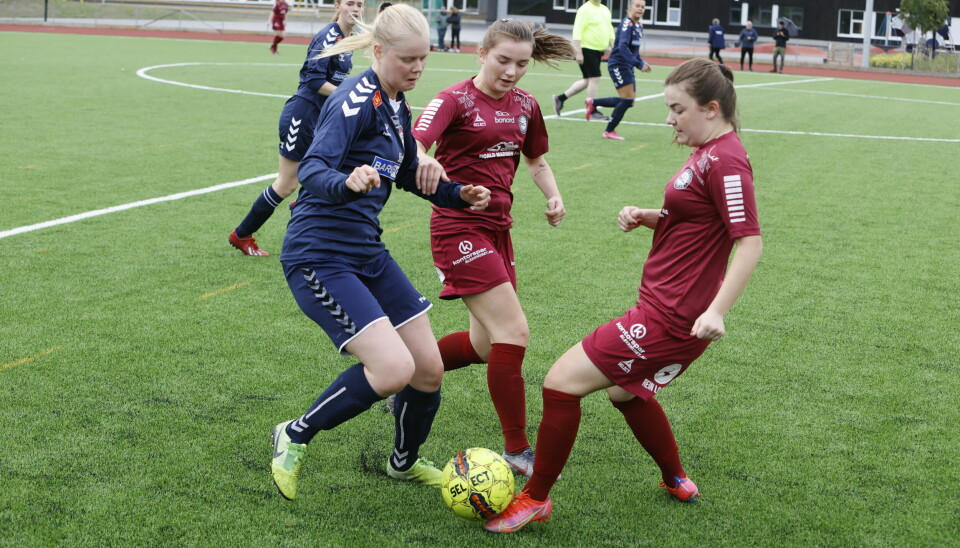 VRIENT: Bardus Lene Nyvoll hadde ikke enkle arbeidsvilkår mot Karoline Benonisen (midten) og Maja Eline Mathiassen.