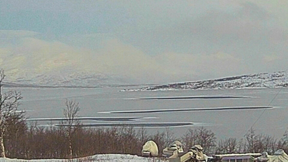 STORE ÅPNE RÅKER: Slik så det ut på Altevatnet før snøen kom. Flere store råker som ikke frøs. Helt uvanlig, forteller kjentfolk. Privat foto