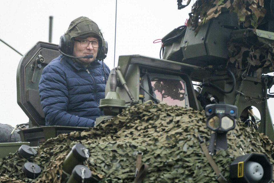 VOGN-NEI: Forsvarsminister Bjørn Arild Gram (Sp) under sitt besøk på Rena i oktober. Her i den svenske lette stridsvognen CV 90. Foto: Terje Pedersen / NTB