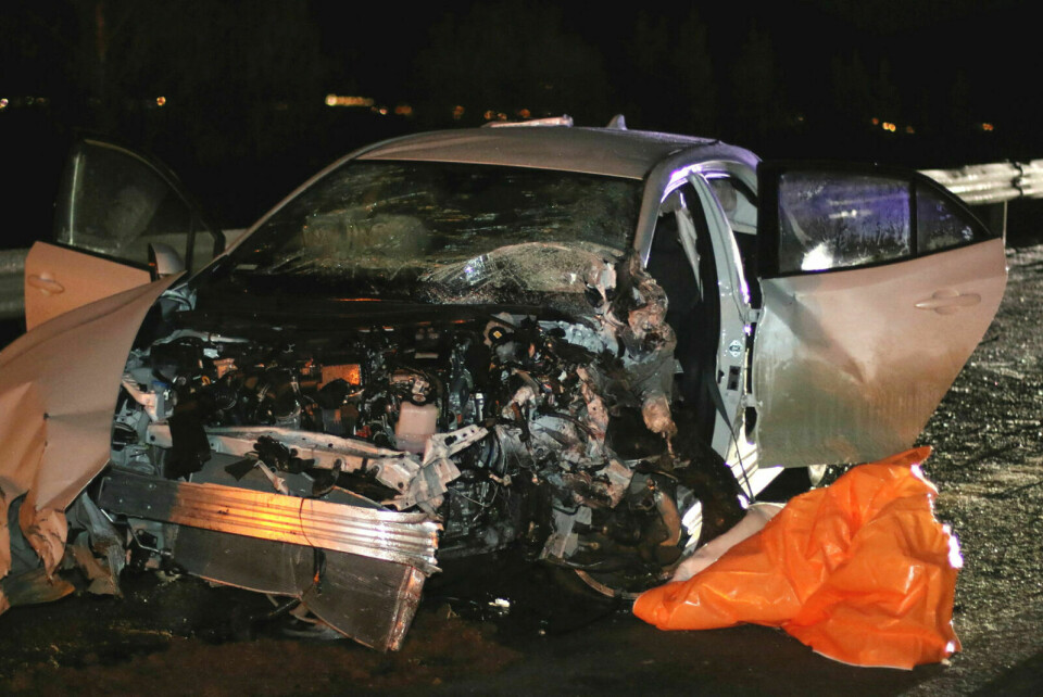 TURISTENES BIL: To turister satt i denne bilen, som fikk hard medfart i ulykka fredag kveld. Foto: Ivar Løvland