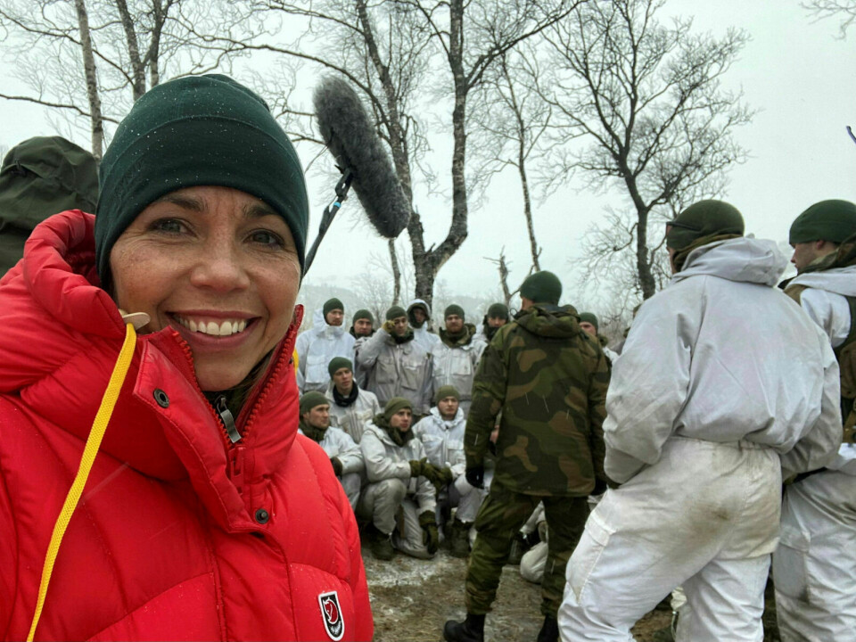 COLD RESPONSE: Regissør Helga Bones under opptak til NRK-serien «Klar til strid». Her har forsvarssjef Eirik Kristoffersen ankommet Bjerkvik under øvelsen Cold Response, og snakker med soldatene som trener under øvelsen. Foto: NRK