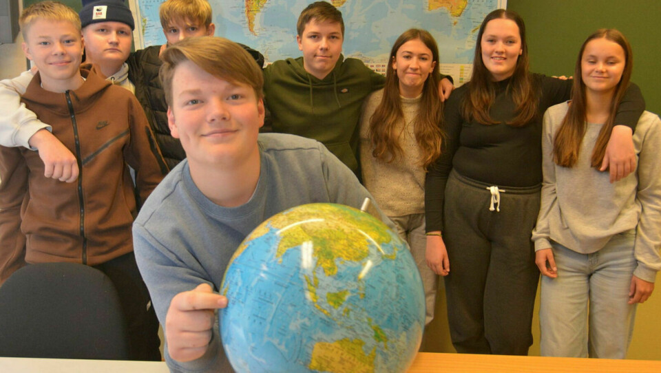 INDIAHAVET: Olav viser hvor i verden han og resten av elevene nylig tilbrakte 14 dager. Bak fra venstre: Lukas, Thor, Valdemar, Glenn, Ine, Nanna og Oline. Silje er ikke med på bildet.