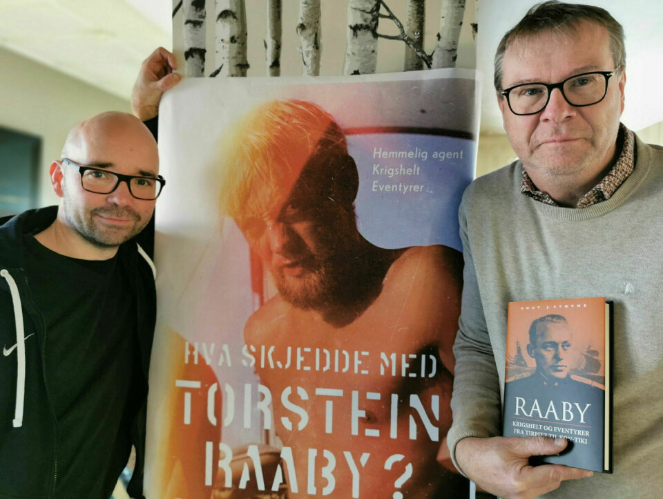 DUO: Stian og Knut har laget henholdsvis film og bok om krigshelten Torstein Raaby, nå reiser de sammen på lansering. Foto: Mikael Jensen