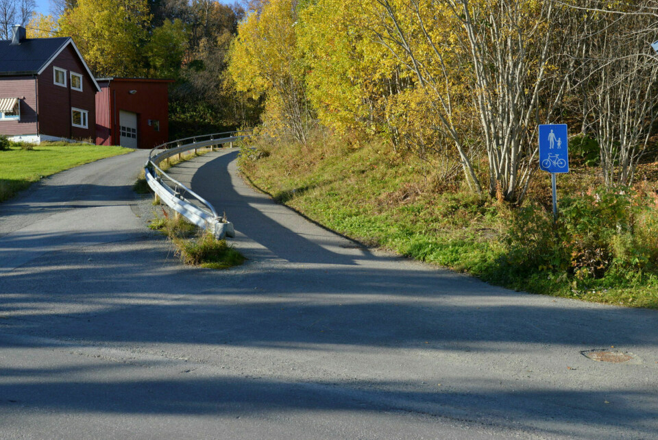 SKUMMEL: Denne gangveien ned mot fylkesveien i Grønnvoll-krysset beskrives både som skummel og trafikkfarlig. Foto: Espen Føre Hansen