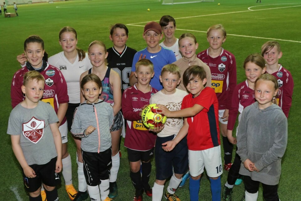 MANGE MED: 160 fotballspillende unge var med på fotballskolen sist torsdag. Blant dem denne gjengen, i all hovedsak fra Øverbygd. Foto: Ivar Løvland