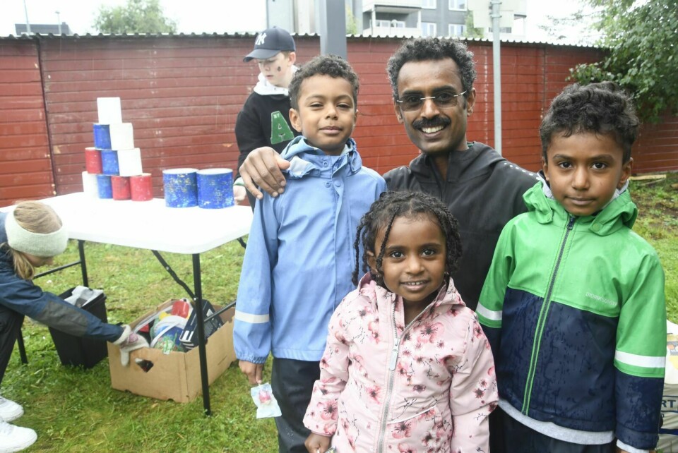 FAMILIETUR: Daniel Alazar Mehari (i midten) tok med seg barna Krubel (til venstre), Noah (til høyre) og Maria på tur til Bardumartnan, og der storkoste de seg sammen. Foto: Torbjørn Kosmo