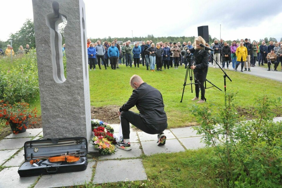 11 ÅR: På fredag blir det en enkel markering med blomsternedleggelese i Bardu for å hedre Anders Kristiansen (18), Gunnar Linaker (23) og de 75 andre som ble drept i terrorangrepene 22. juli 2011. Bildet er fra minnemarkeringa i fjor. Arkivfoto: Kari Anne Skoglund