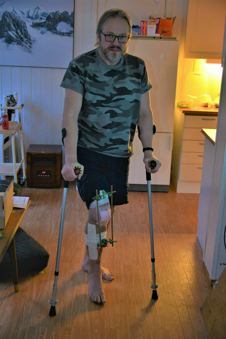 MÅ BRUKE KRYKKER: Etter knappe to måneder i sykehussenga fikk Roy Øvergård sist uke komme hjem.