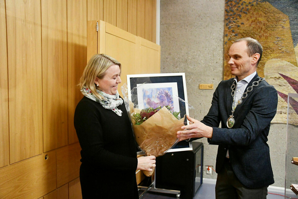 VANT I FJOR: Ellen Spets fikk kulturprisen i fjor. Her fra utdelingen i kommunestyret der ordfører Toralf Heimdal overrakte prisen. Foto: Torbjørn Kosmo