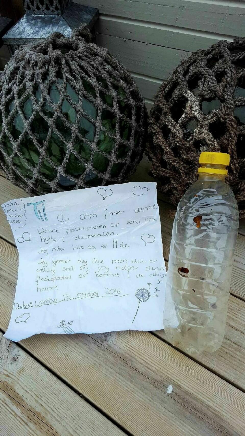 FLASKEPOST: Dette brevet kom, etter nesten seks år, frem til sin mottaker på Staff Camping etter en ferd fra hytta i Dividalen. Foto: Privat