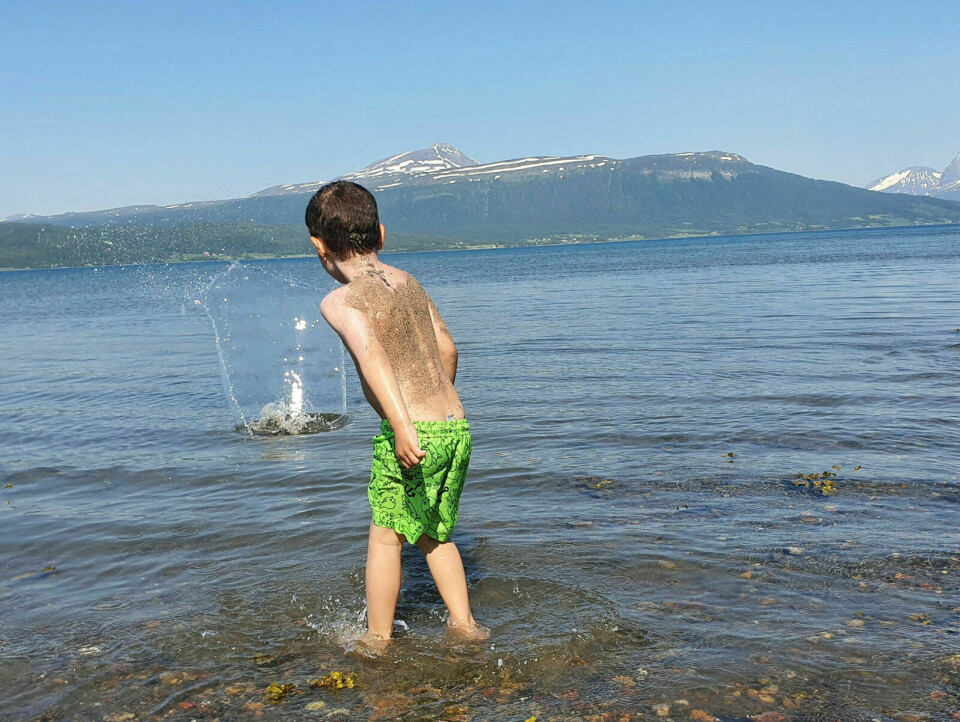 VANNLEK: Mange unger har kost seg i sommervarmen de siste dagene. Forfatteren av lederen har ikke vært å 'duppet' seg i fjorden. FOTO: Espen Føre Hansen Foto: Espen Føre Hansen