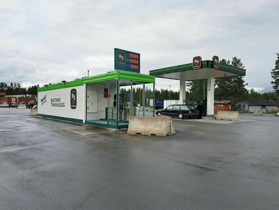 PRISBEVISST: B3 Petroleum Buktamo jobber bevisst for å holde drivstoffprisene konkurransedyktig, og takket være trofaste kunder klarer de det. Foto: Eirik Heim