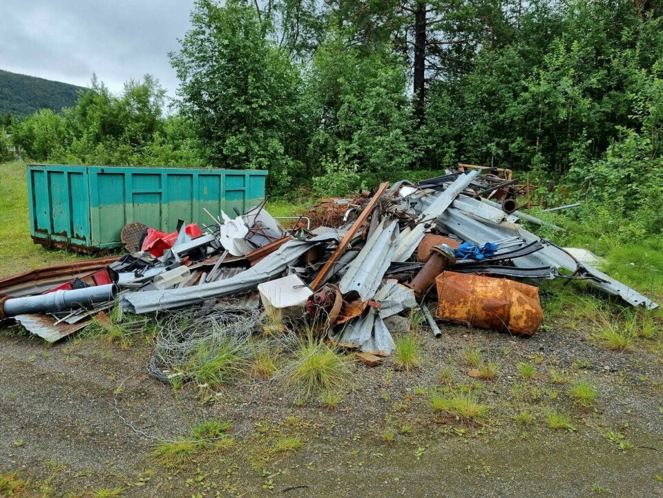 METALLAVFALL: En av haugene med avfall består i hovedsak av metallavfall. Her er det alt fra veirekkverk til gamle stoler. Foto: Toril Foshaug