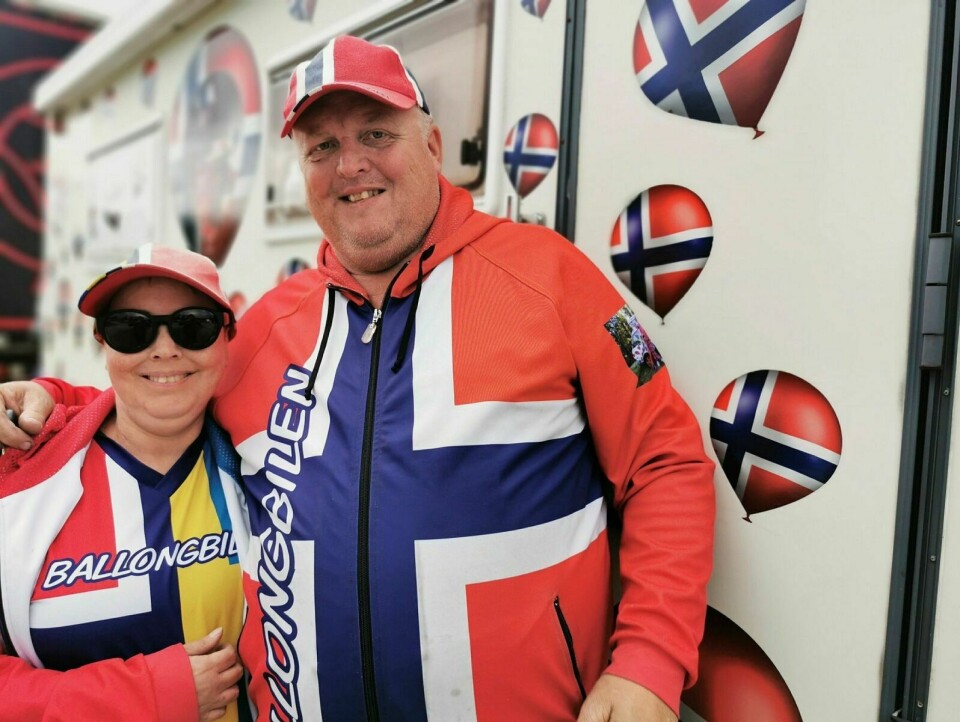 LANGTKJØRENDE: Viktor og Regina har kjørt over 160 mil i en daff bobil for å komme frem til Norges Råeste Bakkeløp. Foto: Mikael Jensen