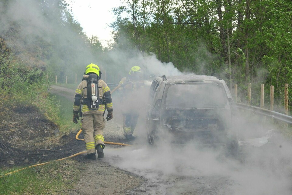TOTALT UTBRENT: Mannskaper fra Balsfjord brann- og redning i aksjon på Sand der bilen på bildet ble totalt utbrent.