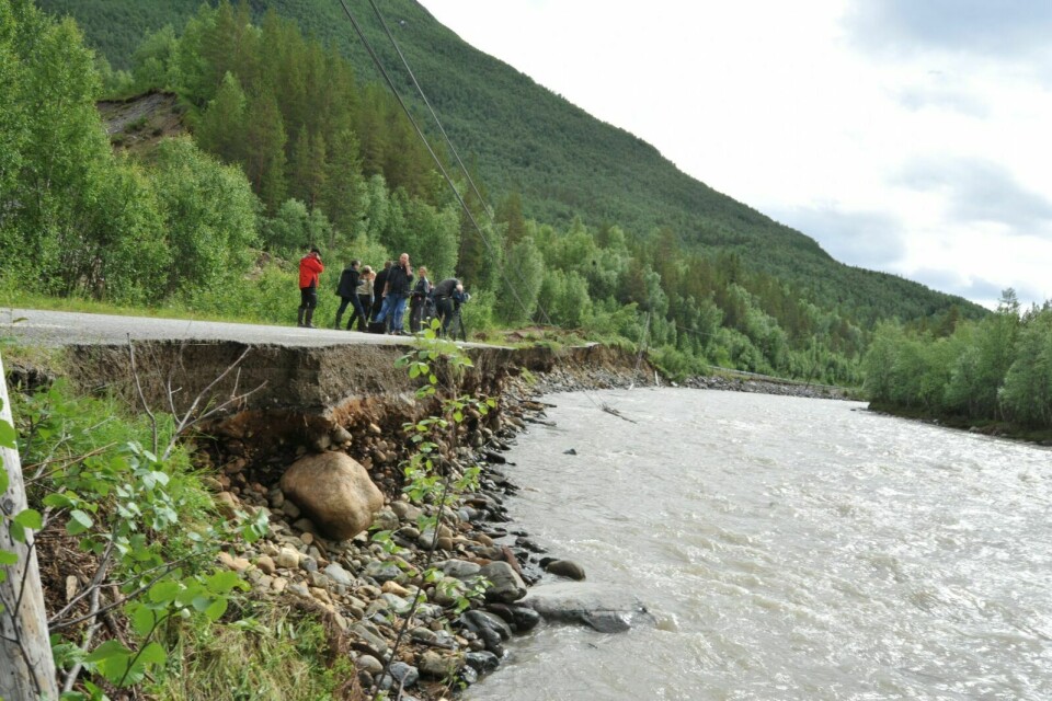 MILLIONTILTAK: Flommen i Indre Troms i midten av juli 2012 gjorde store skader, som her i Kirkesdalen hvor deler av fylkesveien ble vasket ut. Arkivfoto: Iris Hallen