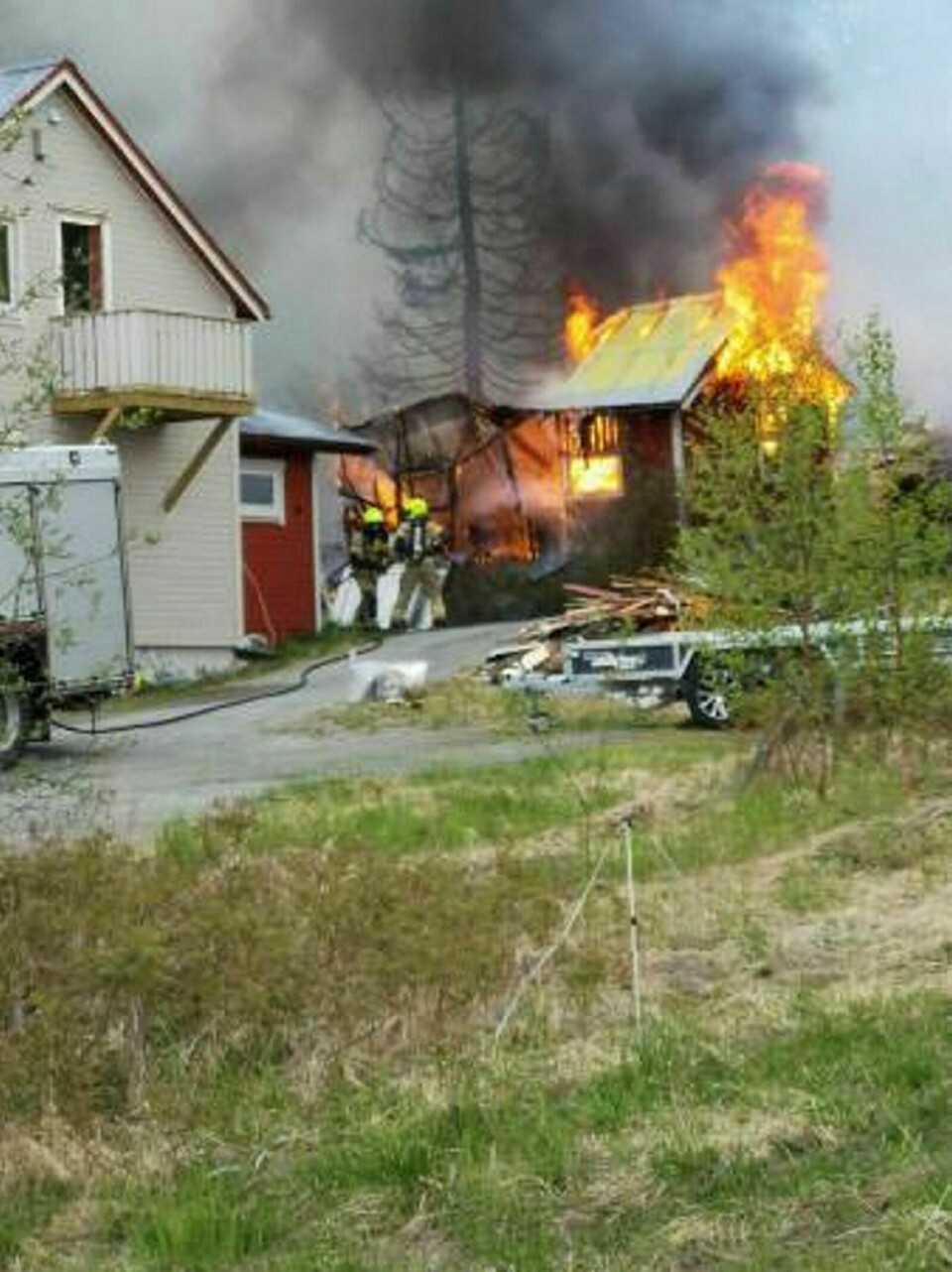 BRANT NED: En bråtebrann ute av kontroll gjorde at to uthus brant ned til grunnen ved Markenes i Balsfjord onsdag ettermiddag. Foto: Privat