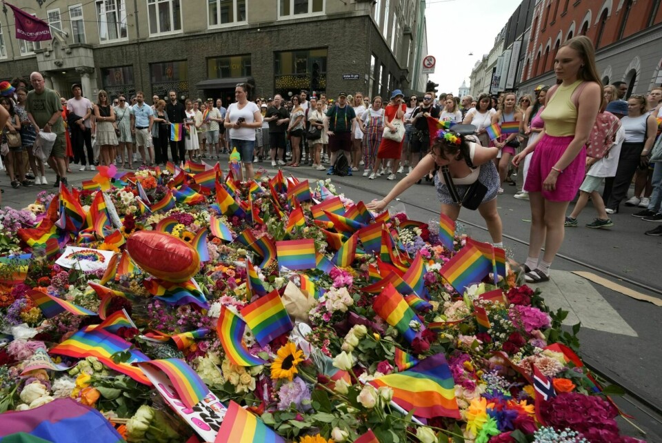ROSEHAV: Terroren natt til lørdag skapte et rosehav i Oslo sentrum i helga. Foto: AP Photo/Sergei Grits/NTB