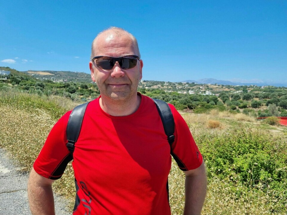 STREIKEFAST: Nils Foshaug og samboeren er streikefaste på Kreta. Her benytter Foshaug anledningen til å ta seg en spasertur i åsene rundt feriebyen Rehymnon på Kreta. Foto: Privat