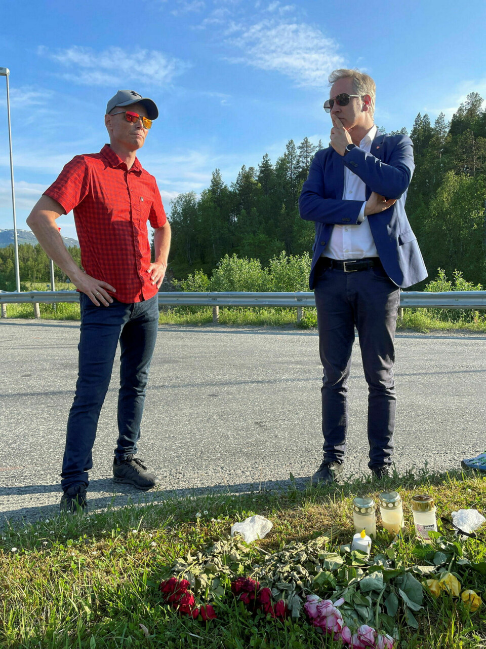 BRANDVOLLKRYSSET: Ordfører Toralf Heimdal og samferdselsminister Jon-Ivar Nygård på stedet hvor to menn i 70-åra omkom søndag. Her er det lagt ned blomster og tent lys. Foto: privat