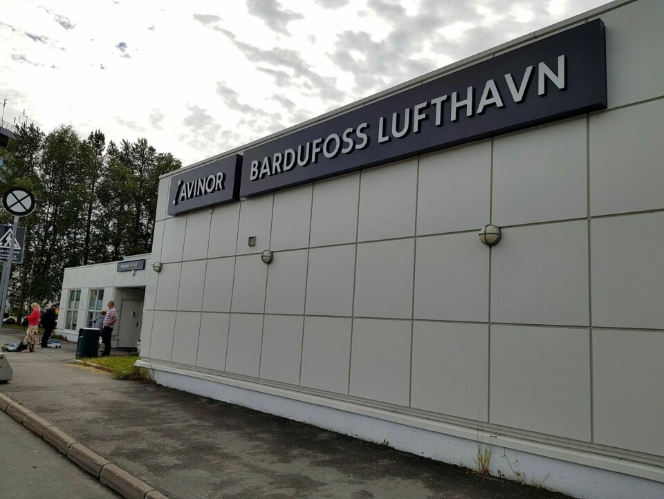 LUFTHAVN: Utenfor ankomsthallen ved Bardufoss lufthavn. Foto: Ivar Løvland