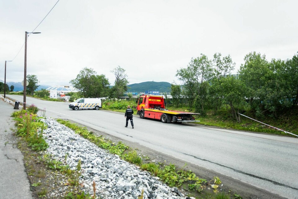 TO OMKOMMET: Minst to personer omkom lørdag morgen i en utforkjøring på Skattøra i Tromsø. En bil kjørte av veien og tok fyr. Foto: Håkon Steinmo / NTB