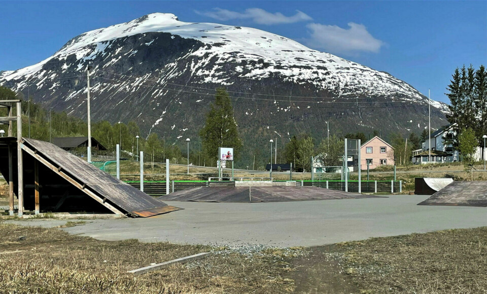 HÅP OM TILTAK: Foreløpig er deler av skateparken stengt, men det er håp om å få gjort tiltak i nærmiljøanlegget slik at det sikres videre drift. Foto: Knut Solnes