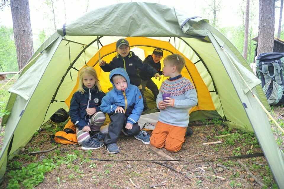 TELTET: De fleste av barna overnatta i teltene. Her ser vi Aila, Oskar Jakob, Magnus og Heine. Foto: Kari Anne Skoglund