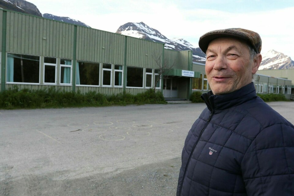 ARBEIDSPLASS: På Laksvatn Skole har Jan-Einar Johnsen arbeidet i seks forskjellige tiår. Foto: Ivar Løvland